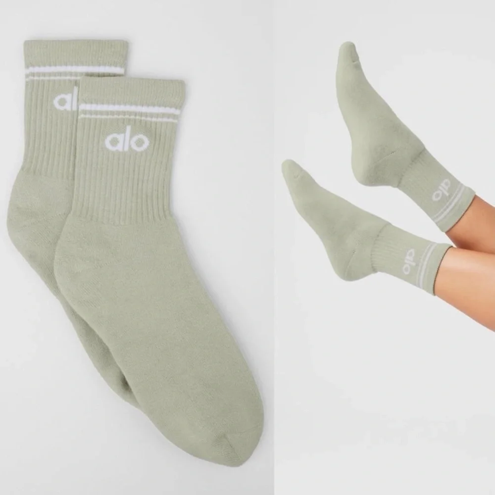 New Alo Yoga Unisex Half Crew Throwback Socks in Limestone/White - Picture 2 of 6